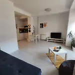 شقة Center White Apartment! *