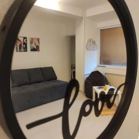 Center White Apartment! *